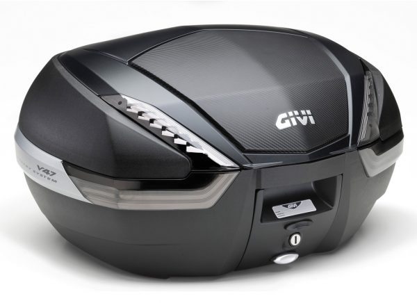 Bauletto Givi Monokey V47 da 47lt con cover nera, inserto carbon look e catadiottri fumè.