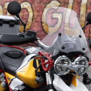 Parabrezza touring specifico per Moto Guzzi V85TT, colore trasparente. Accessorio originale Moto Guzzi, sostituisce il parabrezza di serie.