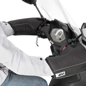 Paramani universali GIVI TM418 in poliestere antipioggia con fodera termica interna, si montano su ogni tipo di manubrio.