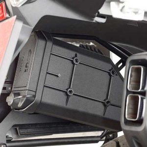 Kit di attacco specifico per il fissaggio dell’S250 Tool Box sul portavaligie laterale PL5108CAM da abbinare all’S250 e al portavaligie laterali specifico PL5108CAM / Si monta sul lato sinistro della moto. Compatibile con: BMW R 1200 GS '13 - '18 BMW R 1200 GS Adventure '14 - '18 BMW R 1250 GS '19 - '20 BMW R 1250 GS Adventure '19 - '20
