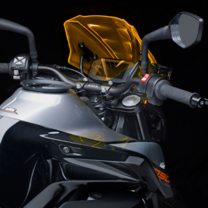 Cupolino specifico per KTM Duke 790 prodotte dal 2018 in avanti, comprensivo di kit necessario al montaggio al buio il bordo si illumina di arancione.