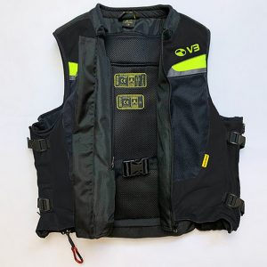 Airbag da moto certificato con sistema di attivazione FastLock. In caso di incidente si attiva automaticamente proteggendo efficacemente le zone del corpo più importanti.
