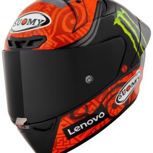 Casco Suomy S1-XR GP Bagnaia Replica - S1-XR GP è un casco racing dalle altissime performances che ridefinisce e innalza gli standards sino a qui conosciuti. Il design è la sintesi di un approfondito e innovativo studio integrato volto al raggiungimento delle prestazioni, le più estreme grazie anche al cruciale contributo, già in fase di concept, dei migliori piloti di Motogp e Roadraces. La sorprendente Aerodinamica, ottimizzata nelle diverse posizioni di guida, anche in curva (Cx 0.39), lo stupefacente campo visivo verticale e periferico (92° e 210°), la ventilazione effettiva, il comfort studiato per non affaticare il pilota, la visiera in classe ottica 1 a spessore variabile, il sistema antifog Pinlock 120, fanno di SR-GP il nuovo casco di riferimento del segmento racing.