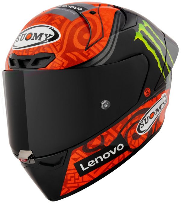 Casco Suomy S1-XR GP Bagnaia Replica - S1-XR GP è un casco racing dalle altissime performances che ridefinisce e innalza gli standards sino a qui conosciuti. Il design è la sintesi di un approfondito e innovativo studio integrato volto al raggiungimento delle prestazioni, le più estreme grazie anche al cruciale contributo, già in fase di concept, dei migliori piloti di Motogp e Roadraces. La sorprendente Aerodinamica, ottimizzata nelle diverse posizioni di guida, anche in curva (Cx 0.39), lo stupefacente campo visivo verticale e periferico (92° e 210°), la ventilazione effettiva, il comfort studiato per non affaticare il pilota, la visiera in classe ottica 1 a spessore variabile, il sistema antifog Pinlock 120, fanno di SR-GP il nuovo casco di riferimento del segmento racing.