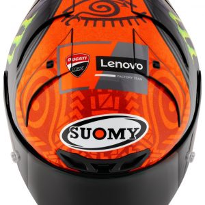 Casco Suomy S1-XR GP Carbon Hypersonic Red - S1-XR GP è un casco racing dalle altissime performances che ridefinisce e innalza gli standards sino a qui conosciuti. Il design è la sintesi di un approfondito e innovativo studio integrato volto al raggiungimento delle prestazioni, le più estreme grazie anche al cruciale contributo, già in fase di concept, dei migliori piloti di Motogp e Roadraces. La sorprendente Aerodinamica, ottimizzata nelle diverse posizioni di guida, anche in curva (Cx 0.39), lo stupefacente campo visivo verticale e periferico (92° e 210°), la ventilazione effettiva, il comfort studiato per non affaticare il pilota, la visiera in classe ottica 1 a spessore variabile, il sistema antifog Pinlock 120, fanno di SR-GP il nuovo casco di riferimento del segmento racing.