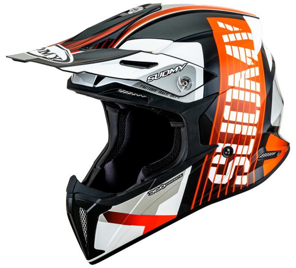 Casco Cross Suomy X-Wing Amped Black Orange è un casco di una nuova generazione dalle forme dinamiche e performanti composto da un mix di resine termoplastiche rinforzate in grado di garantire un’altissima resistenza agli urti.