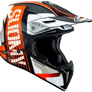 Casco Cross Suomy X-Wing Amped Black Orange è un casco di una nuova generazione dalle forme dinamiche e performanti composto da un mix di resine termoplastiche rinforzate in grado di garantire un’altissima resistenza agli urti.