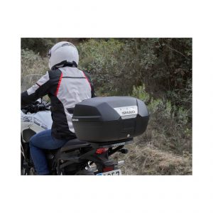 Valigia con capacità per 2 caschi integrali, perfetta per moto e scooter.